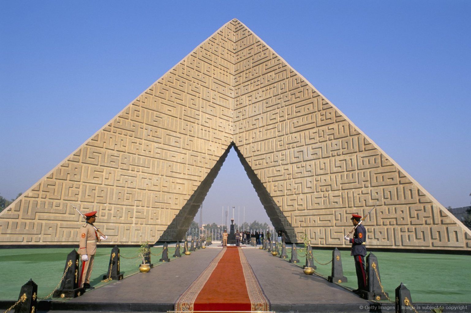 https://mdw-travel-data-us-east-1.s3.amazonaws.com/img/country/Egypt/Monument-to-the-Unknown-Soldier/img_01.jpg