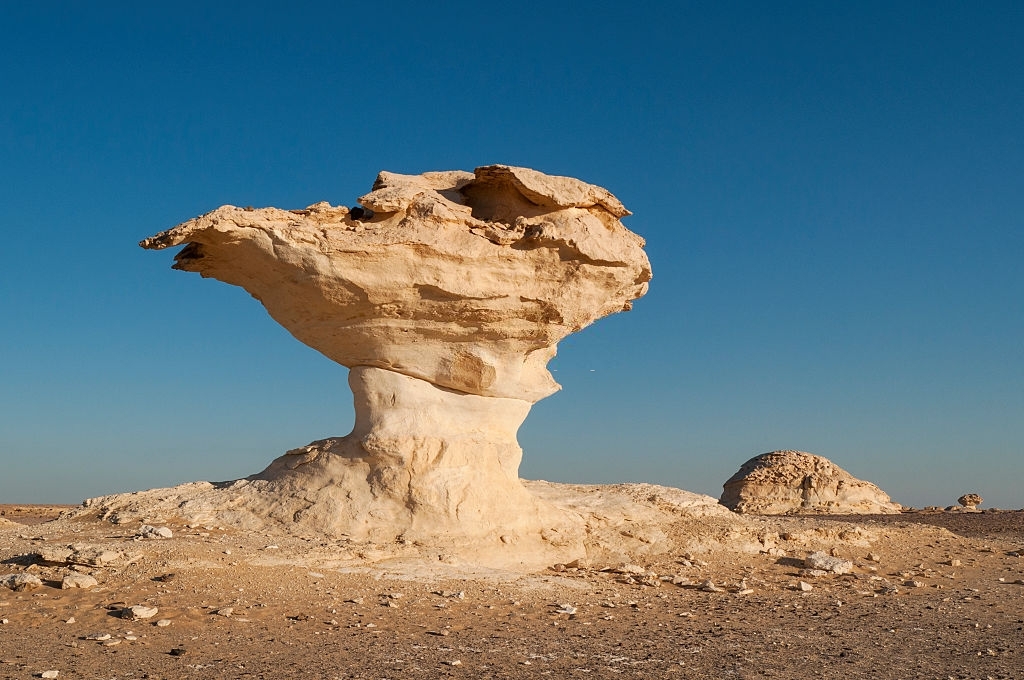 https://mdw-travel-data-us-east-1.s3.amazonaws.com/img/country/Egypt/Mushroom-Rock/img_01.jpg