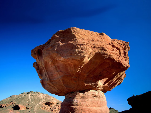 https://mdw-travel-data-us-east-1.s3.amazonaws.com/img/country/Egypt/Mushroom-Rock/img_02.jpg