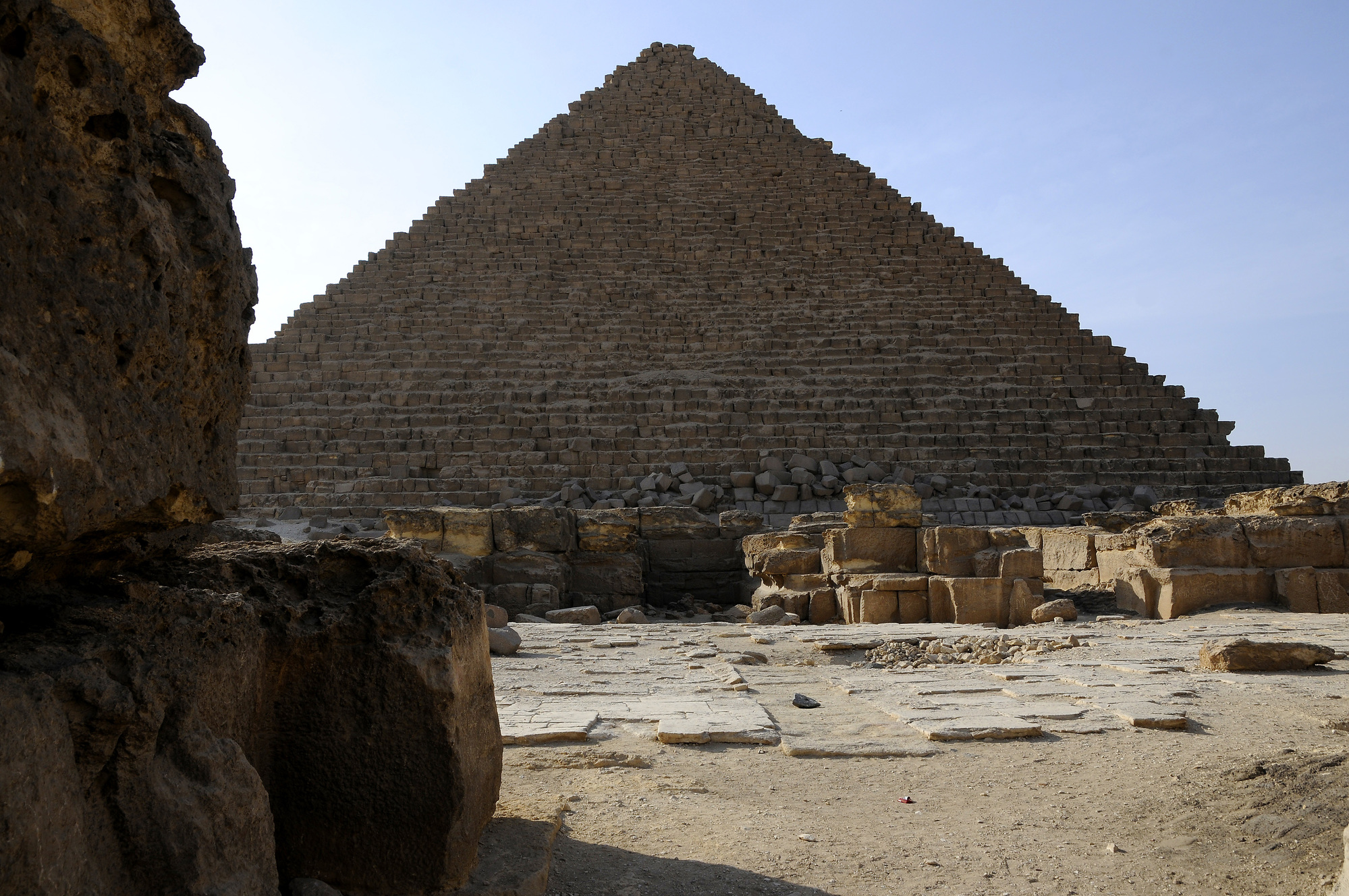 https://mdw-travel-data-us-east-1.s3.amazonaws.com/img/country/Egypt/Pyramid-of-Menkaure/img_02.jpg