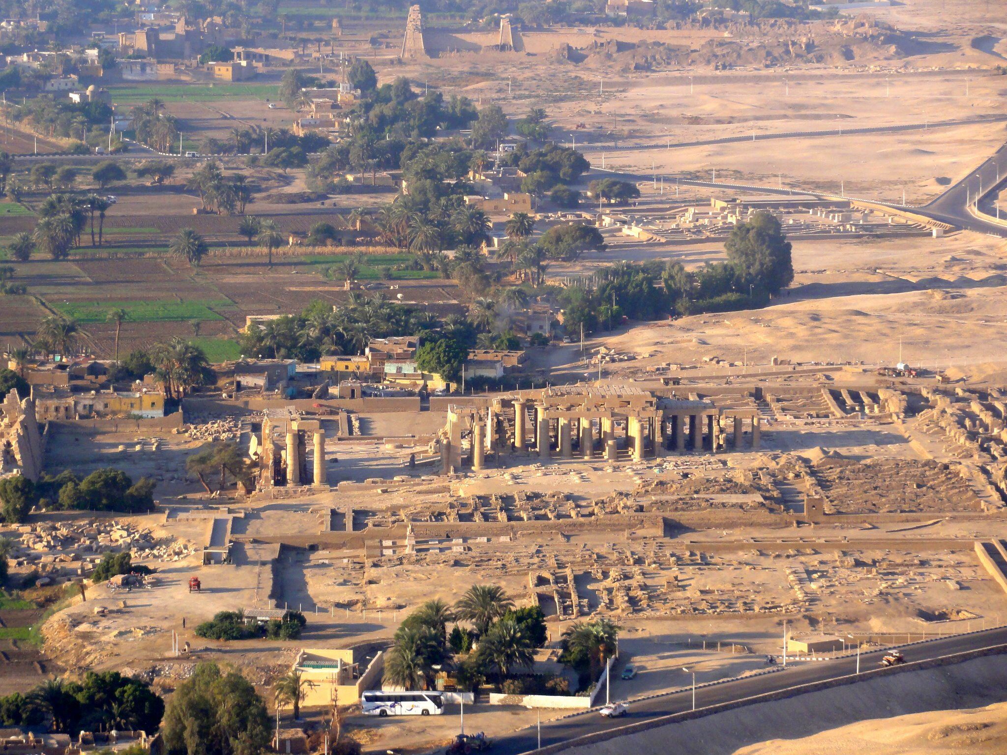 https://mdw-travel-data-us-east-1.s3.amazonaws.com/img/country/Egypt/Ramesseum/img_02.jpg