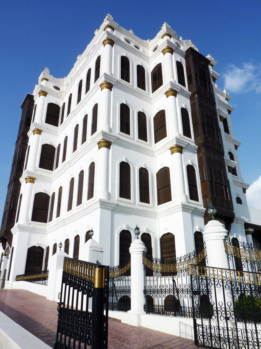 https://mdw-travel-data-us-east-1.s3.amazonaws.com/img/country/Egypt/Shubra-Palace/img_01.jpg