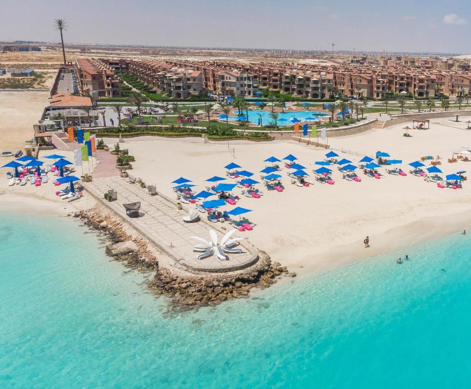 https://mdw-travel-data-us-east-1.s3.amazonaws.com/img/country/Egypt/Sidi-Abd-El-Rahman-Beach/img_01.jpg