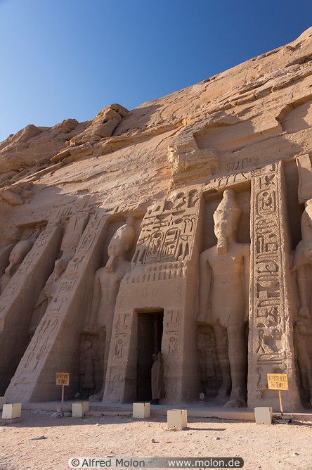 https://mdw-travel-data-us-east-1.s3.amazonaws.com/img/country/Egypt/Temple-of-Hathor/img_02.jpg