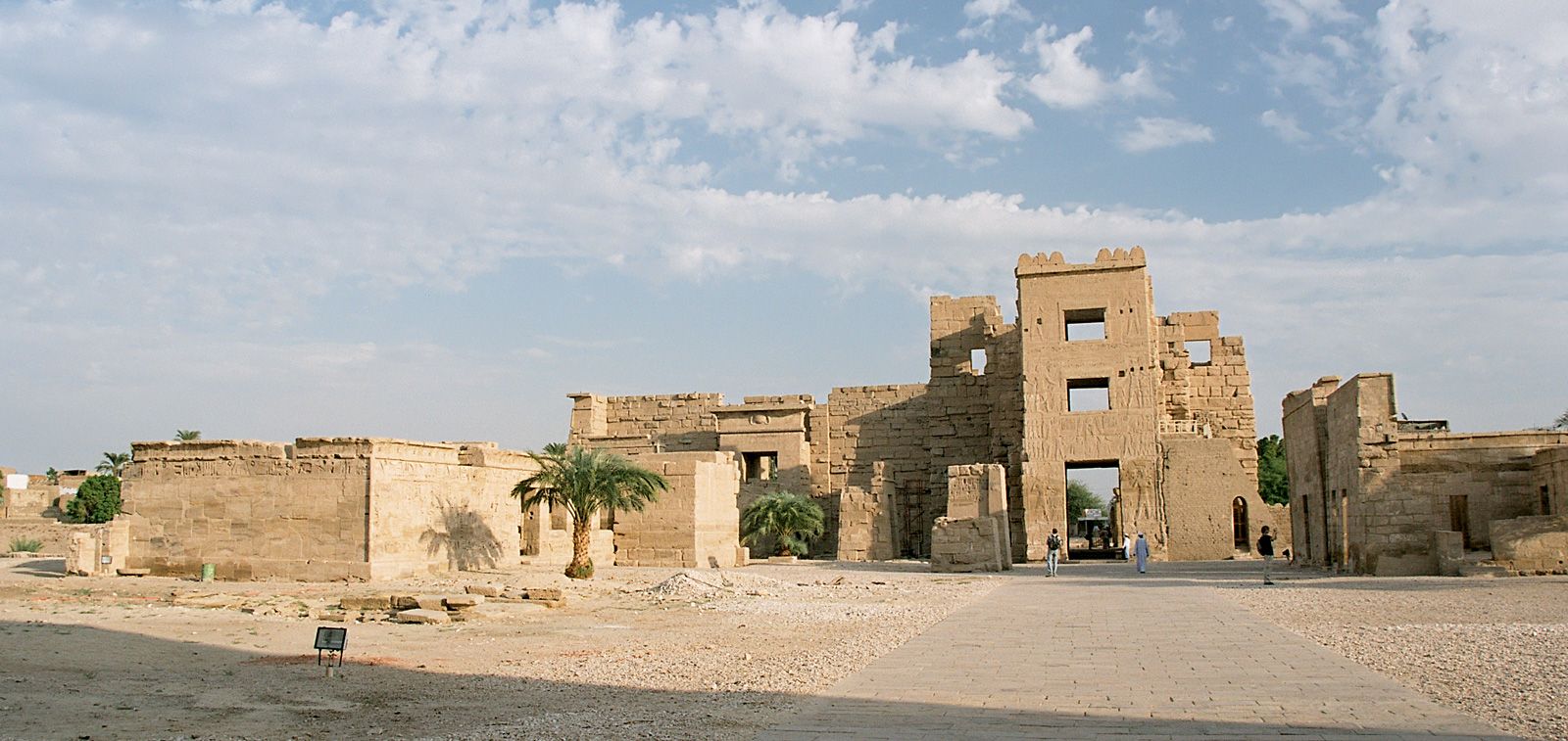 https://mdw-travel-data-us-east-1.s3.amazonaws.com/img/country/Egypt/Temple-of-Medinat-Habu/img_03.jpg