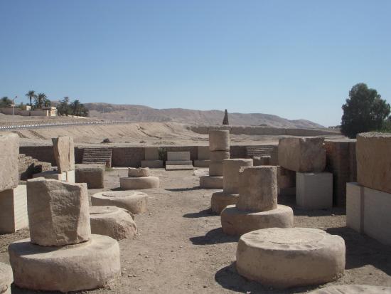 https://mdw-travel-data-us-east-1.s3.amazonaws.com/img/country/Egypt/Temple-of-Merenptah/img_03.jpg