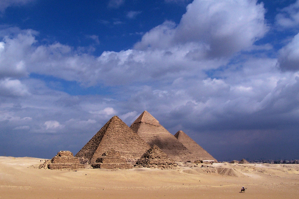 https://mdw-travel-data-us-east-1.s3.amazonaws.com/img/country/Egypt/The-Great-Pyramid-of-Giza/img_02.jpg