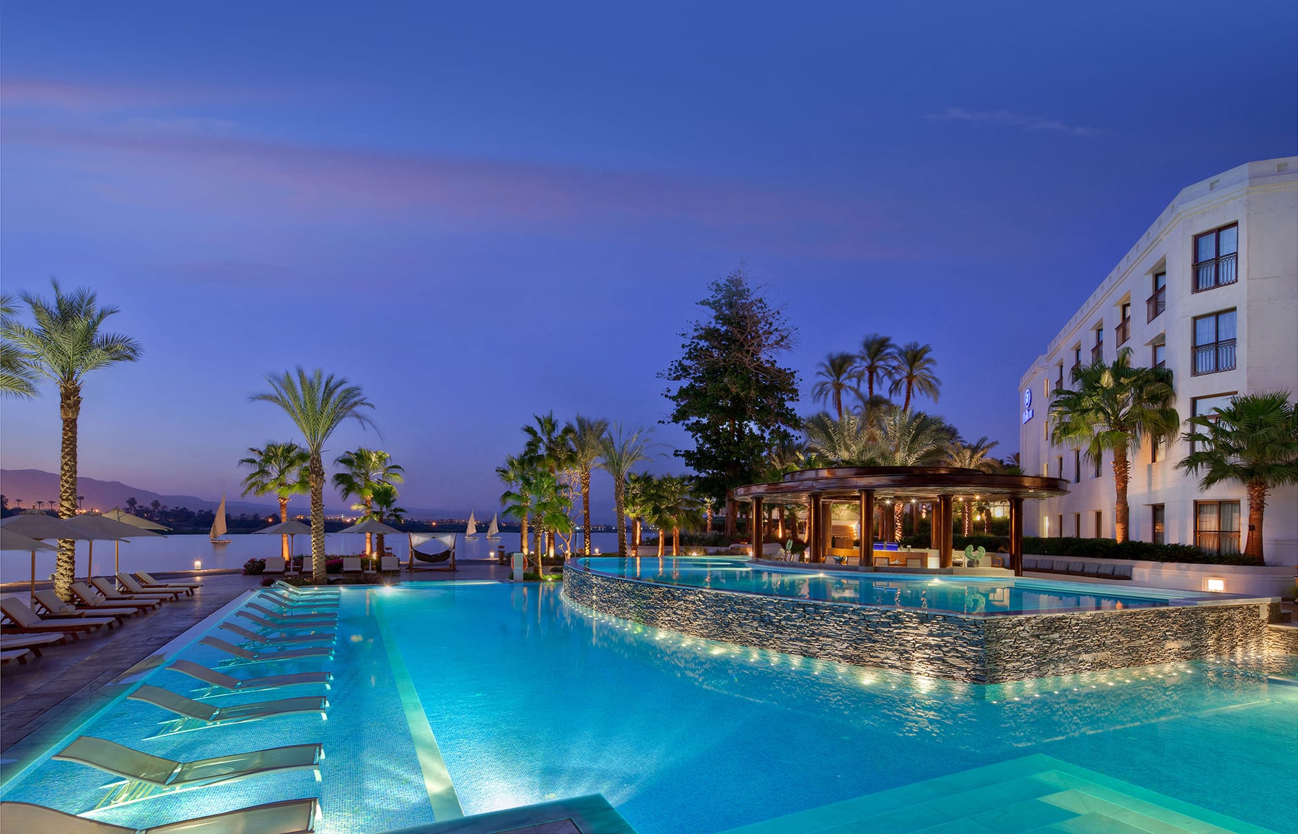 https://mdw-travel-data-us-east-1.s3.amazonaws.com/img/country/Egypt/The-Luxor-Hotel/img_00.jpg