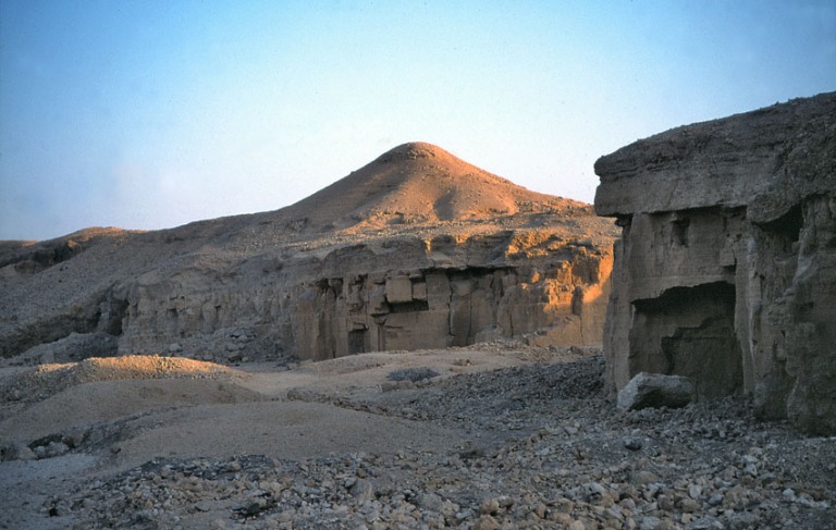 https://mdw-travel-data-us-east-1.s3.amazonaws.com/img/country/Egypt/Wadi-El-Muluk-/img_03.jpg