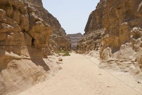 https://mdw-travel-data-us-east-1.s3.amazonaws.com/img/country/Egypt/White-Canyon/img_01.jpg