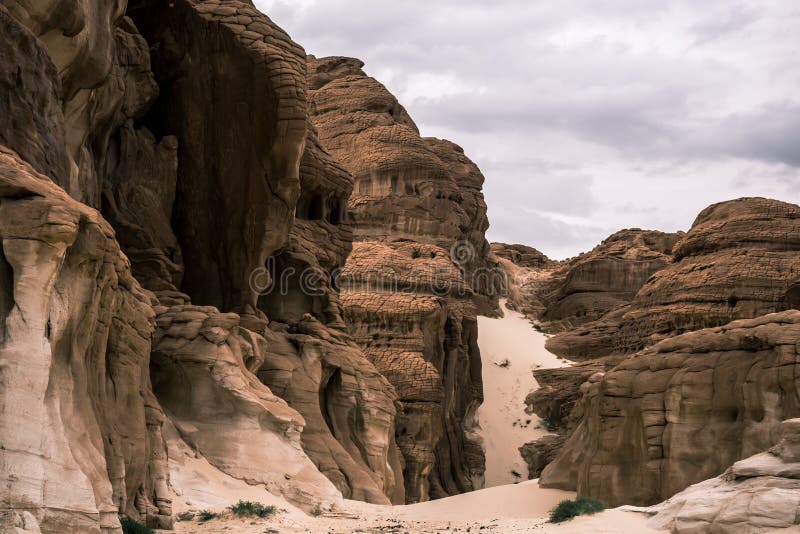 https://mdw-travel-data-us-east-1.s3.amazonaws.com/img/country/Egypt/White-Canyon/img_02.jpg