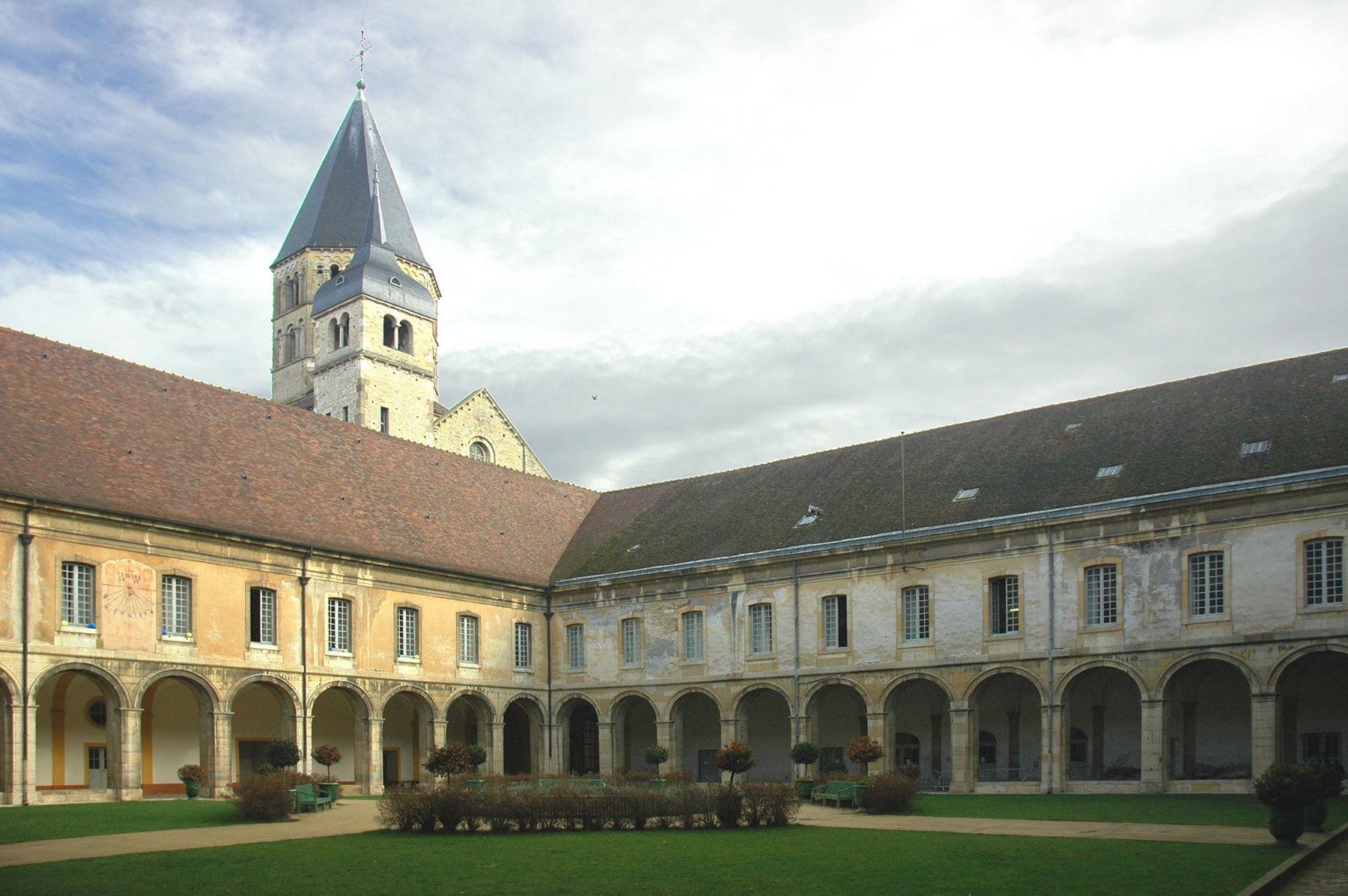 https://mdw-travel-data-us-east-1.s3.amazonaws.com/img/country/France/Abbaye-de-Cluny/img_02.jpg