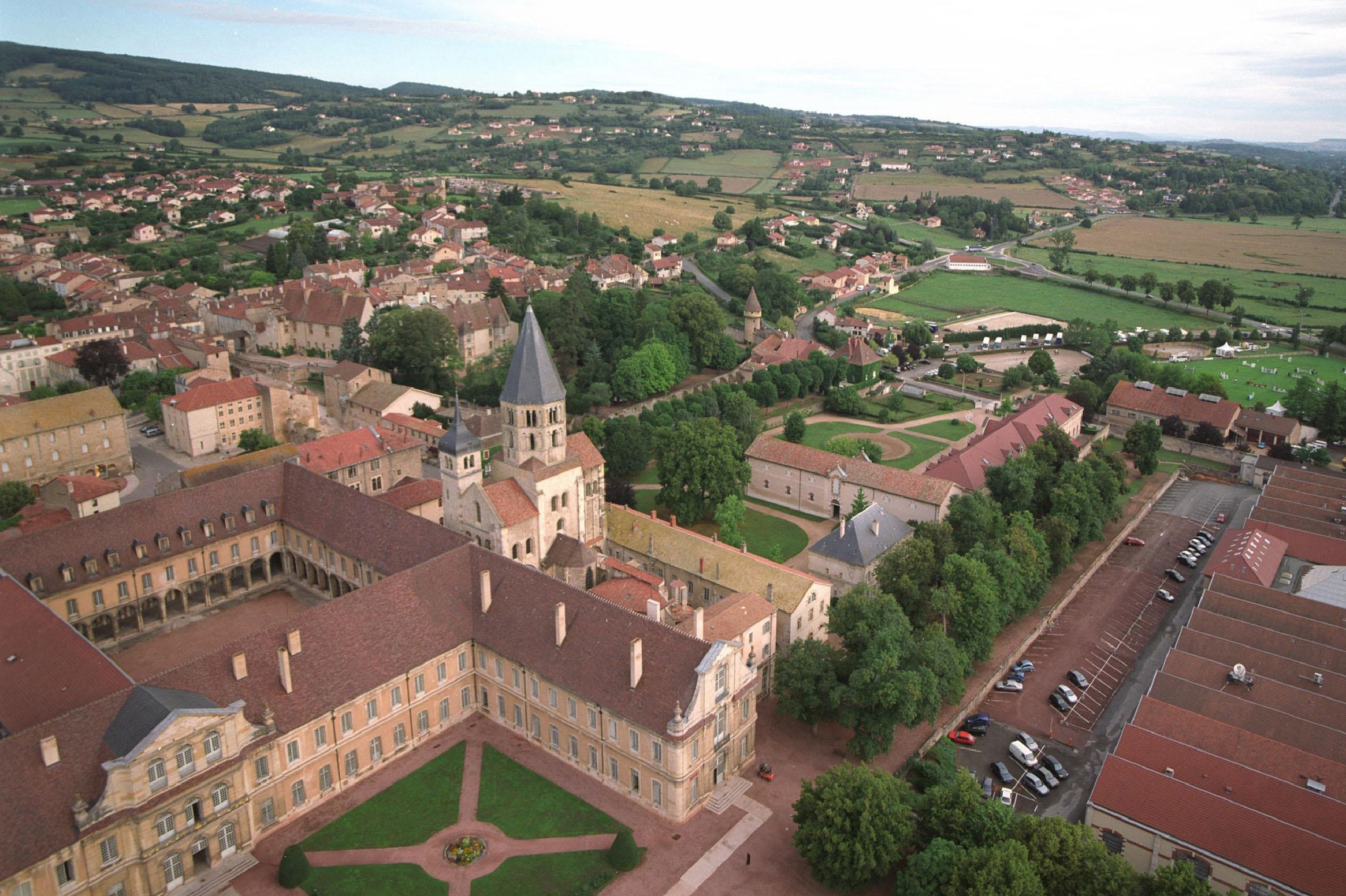 https://mdw-travel-data-us-east-1.s3.amazonaws.com/img/country/France/Abbaye-de-Cluny/img_03.jpg