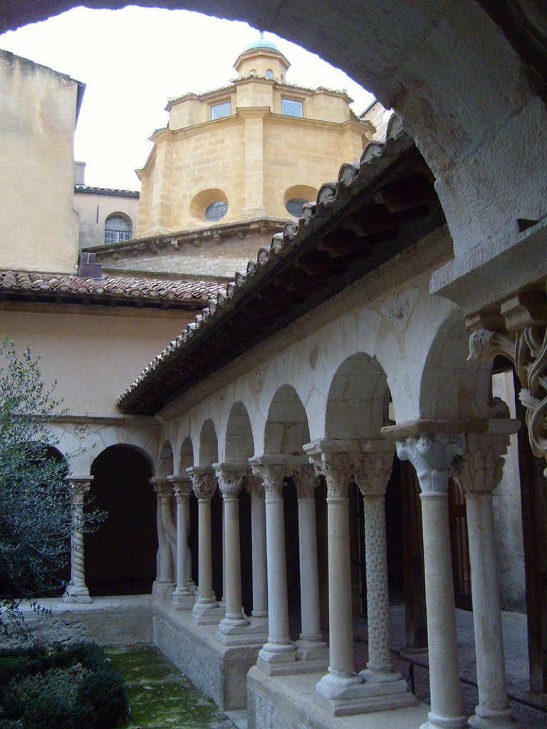 https://mdw-travel-data-us-east-1.s3.amazonaws.com/img/country/France/Aix-Cathedral/img_03.jpg