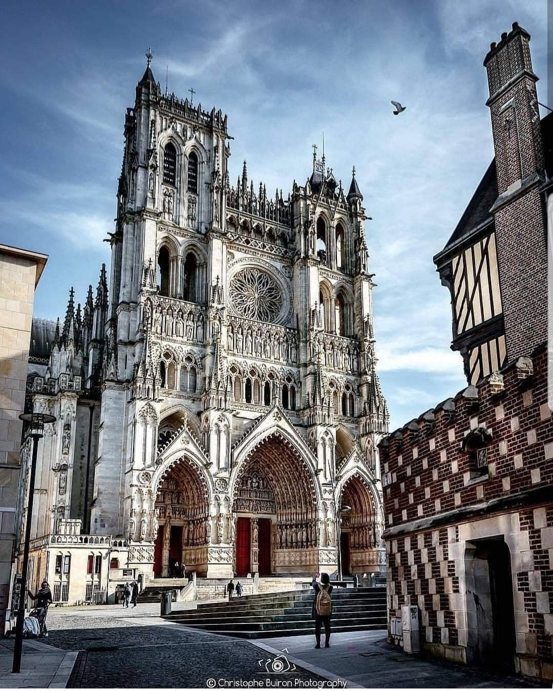 https://mdw-travel-data-us-east-1.s3.amazonaws.com/img/country/France/Amiens-Cathedral/img_02.jpg