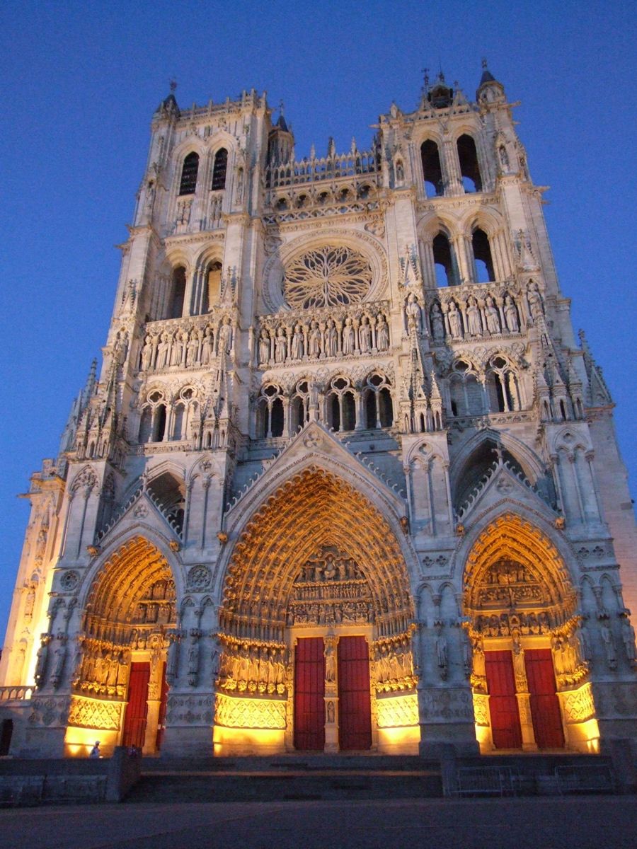 https://mdw-travel-data-us-east-1.s3.amazonaws.com/img/country/France/Amiens-Cathedral/img_03.jpg