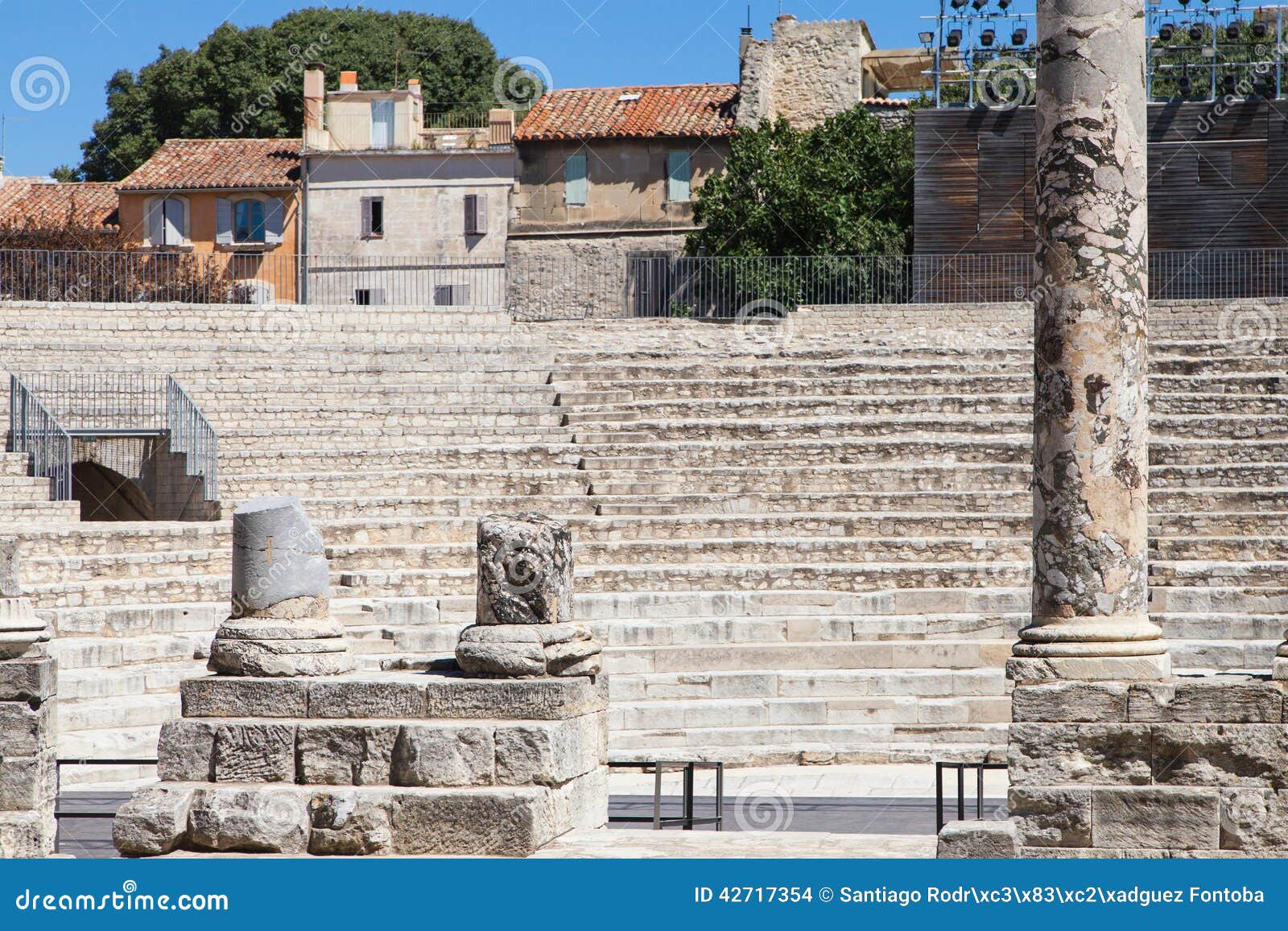 https://mdw-travel-data-us-east-1.s3.amazonaws.com/img/country/France/Ancient-Theatre-of-Arles/img_02.jpg