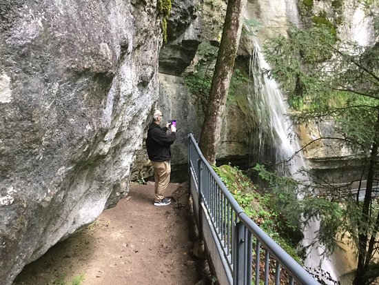 https://mdw-travel-data-us-east-1.s3.amazonaws.com/img/country/France/Angon-Waterfall/img_01.jpg