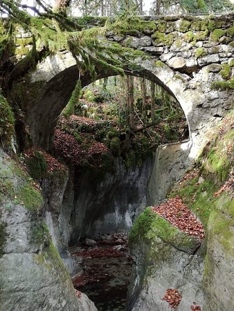 https://mdw-travel-data-us-east-1.s3.amazonaws.com/img/country/France/Angon-Waterfall/img_02.jpg