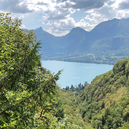 https://mdw-travel-data-us-east-1.s3.amazonaws.com/img/country/France/Angon-Waterfall/img_03.jpg