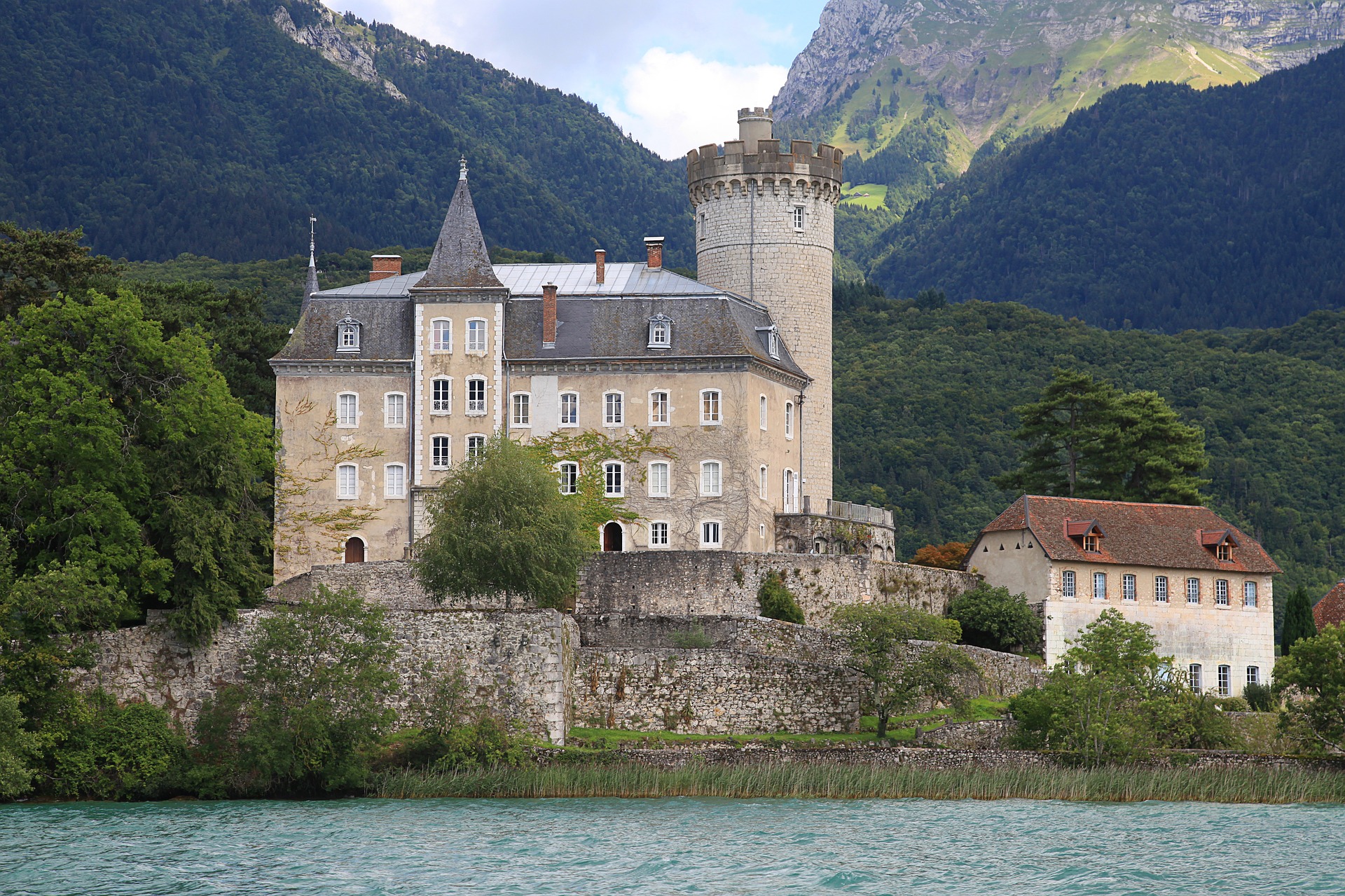 https://mdw-travel-data-us-east-1.s3.amazonaws.com/img/country/France/Annecy-Castle/img_04.jpg