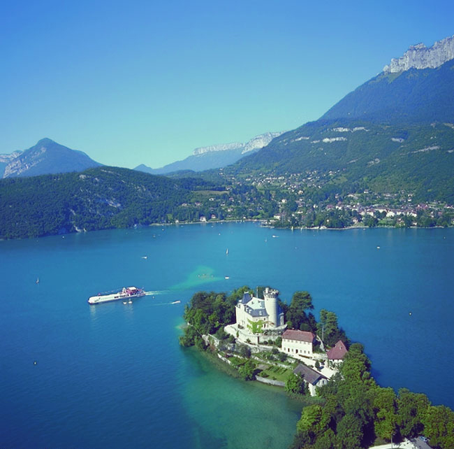https://mdw-travel-data-us-east-1.s3.amazonaws.com/img/country/France/Annecy-Lake/img_01.jpg