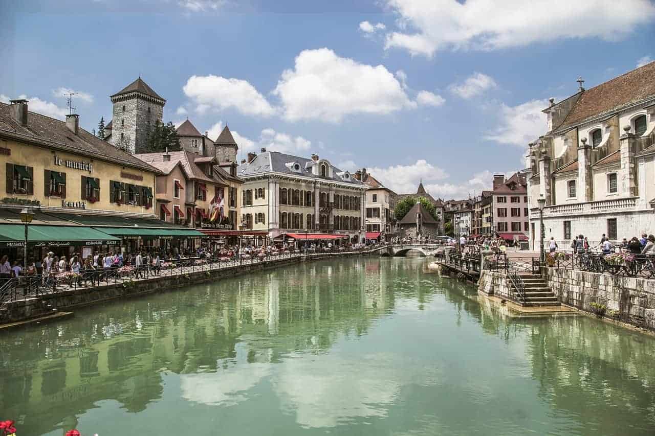 https://mdw-travel-data-us-east-1.s3.amazonaws.com/img/country/France/Annecy-Old-Town/img_03.jpg