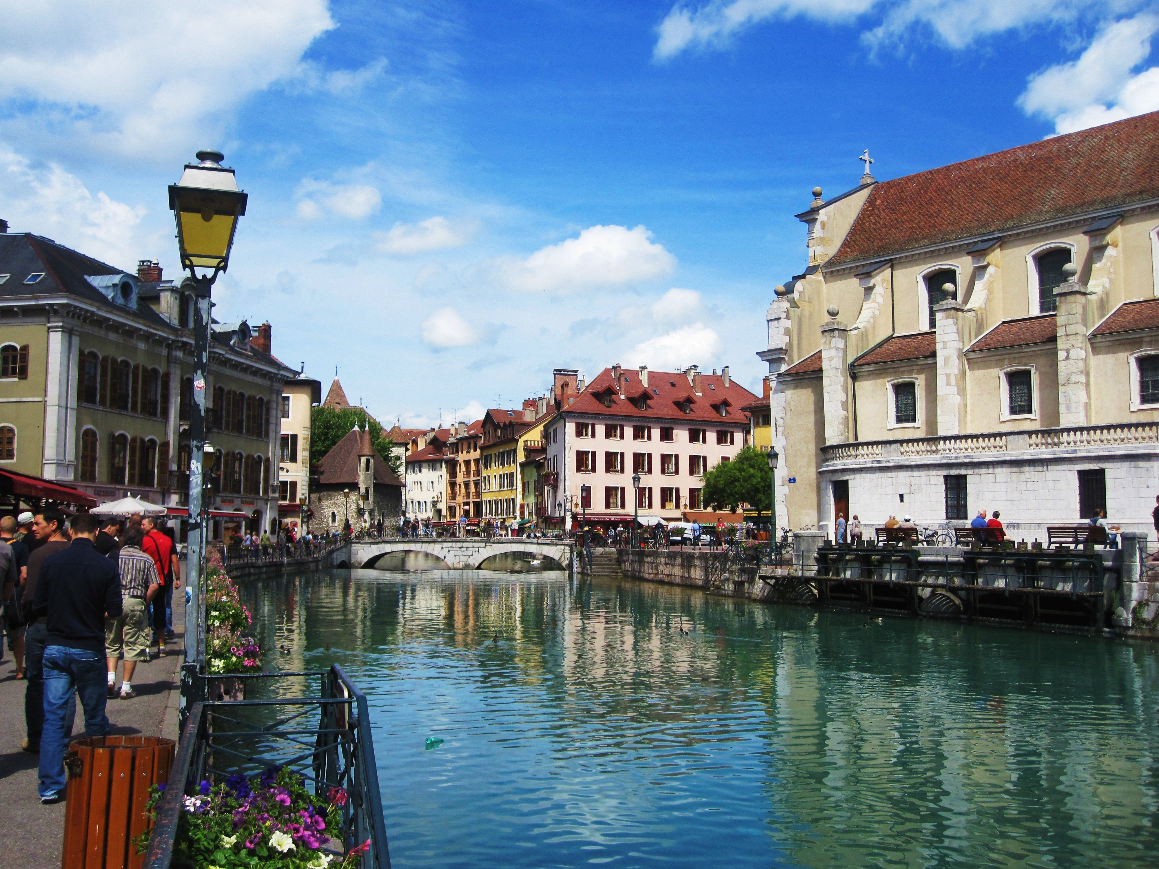 https://mdw-travel-data-us-east-1.s3.amazonaws.com/img/country/France/Annecy/img_01.jpg