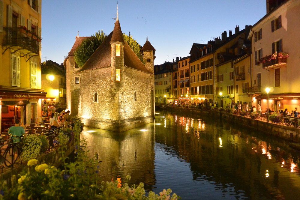 https://mdw-travel-data-us-east-1.s3.amazonaws.com/img/country/France/Annecy/img_02.jpg