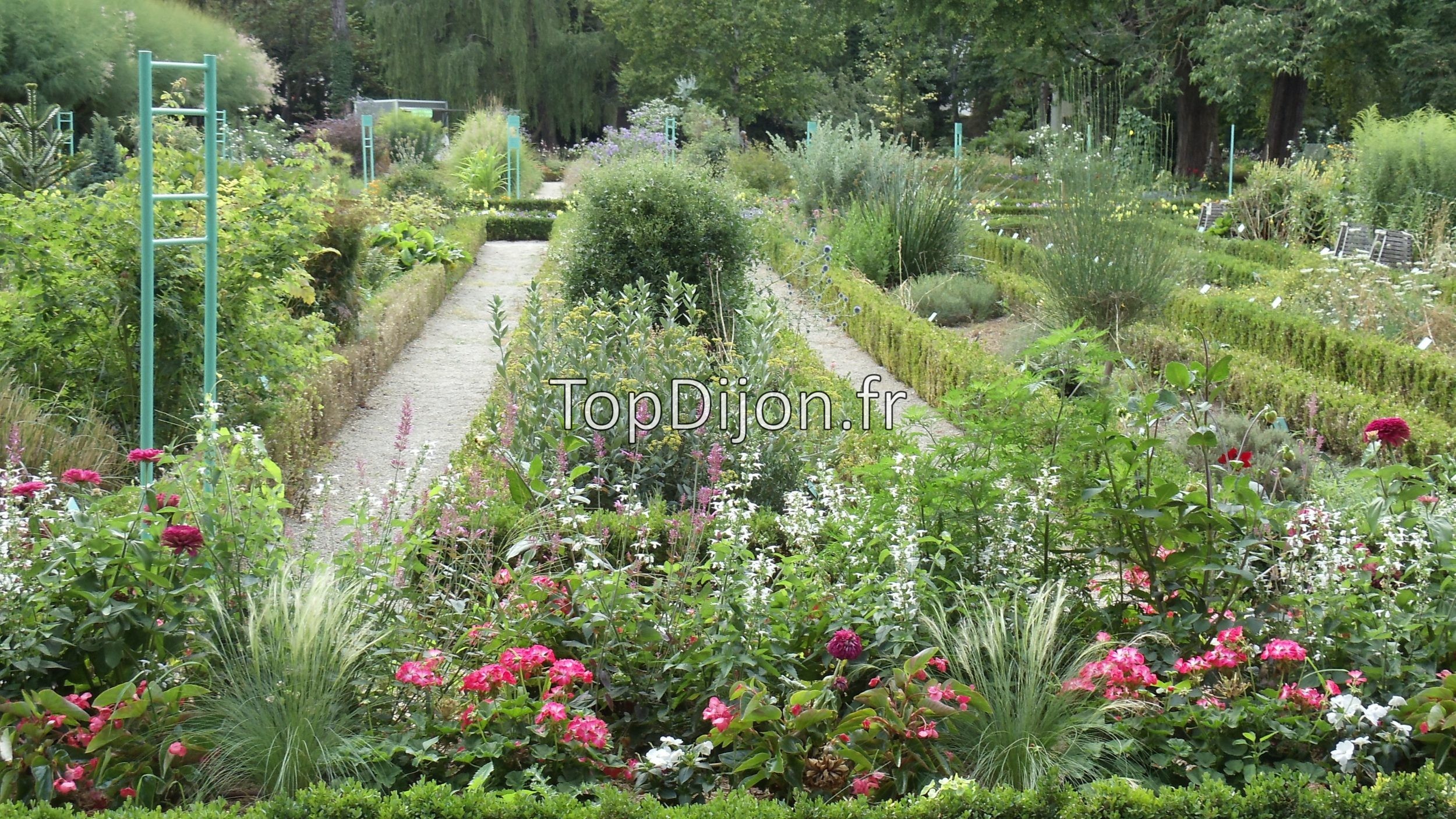 https://mdw-travel-data-us-east-1.s3.amazonaws.com/img/country/France/Arquebuse-Botanic-Gardens/img_03.jpg