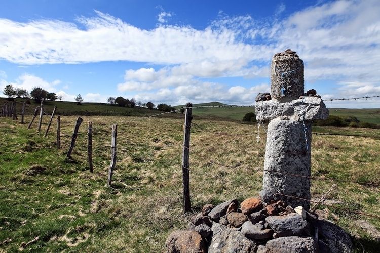 https://mdw-travel-data-us-east-1.s3.amazonaws.com/img/country/France/Aubrac-Plateau/img_02.jpg