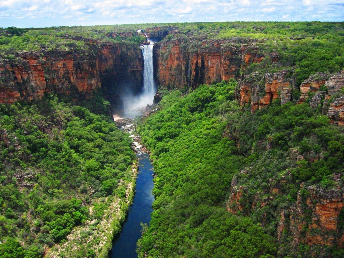 https://mdw-travel-data-us-east-1.s3.amazonaws.com/img/country/France/Australian-Park/img_01.jpg