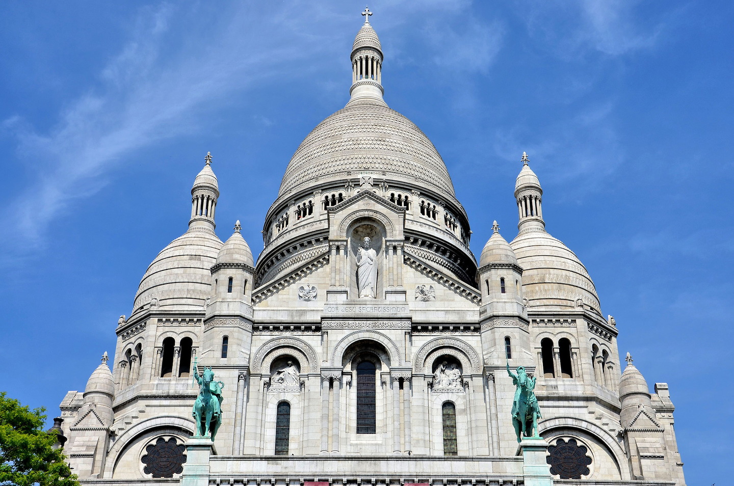 https://mdw-travel-data-us-east-1.s3.amazonaws.com/img/country/France/Basilica-of-Sacre-Coeur/img_02.jpg