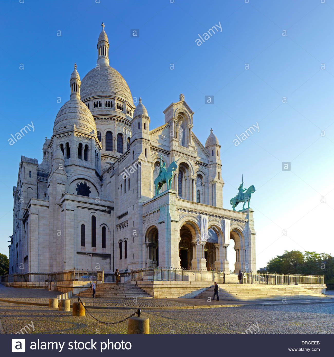 https://mdw-travel-data-us-east-1.s3.amazonaws.com/img/country/France/Basilica-of-Sacre-Coeur/img_05.jpg