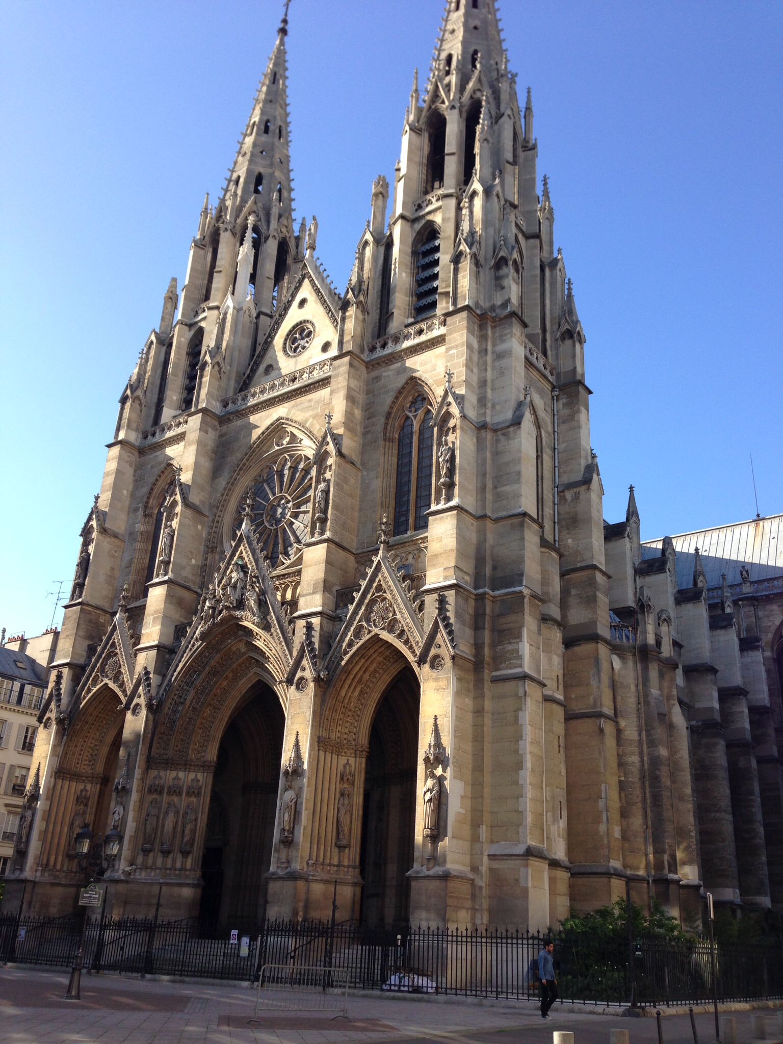 https://mdw-travel-data-us-east-1.s3.amazonaws.com/img/country/France/Basilica-of-Saint-Clotilde/img_02.jpg