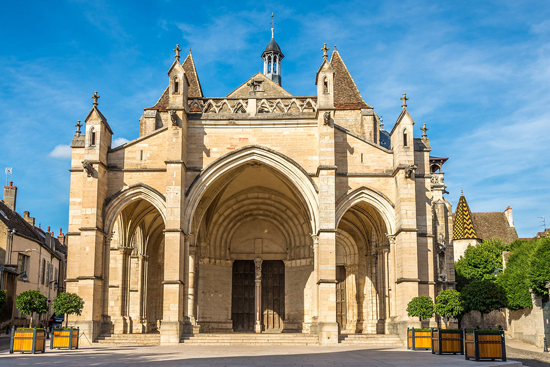 https://mdw-travel-data-us-east-1.s3.amazonaws.com/img/country/France/Basilique-Notre-Dame-de-Beaune/img_00.jpg