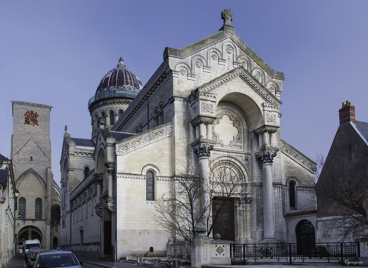 https://mdw-travel-data-us-east-1.s3.amazonaws.com/img/country/France/Basilique-Saint-Martin/img_01.jpg