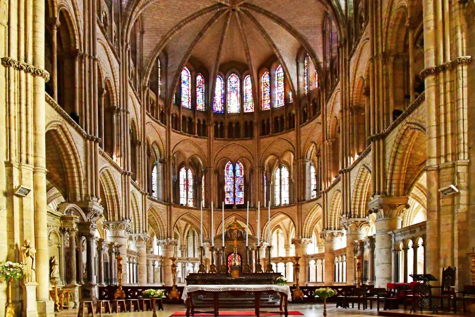 https://mdw-travel-data-us-east-1.s3.amazonaws.com/img/country/France/Basilique-Saint-Remi/img_03.jpg