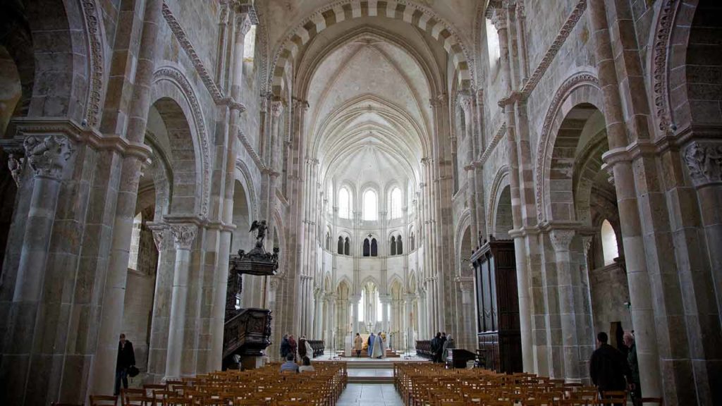 https://mdw-travel-data-us-east-1.s3.amazonaws.com/img/country/France/Basilique-Sainte-Marie-Madeleine/img_01.jpg