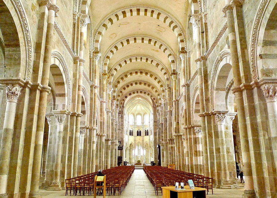 https://mdw-travel-data-us-east-1.s3.amazonaws.com/img/country/France/Basilique-Sainte-Marie-Madeleine/img_02.jpg