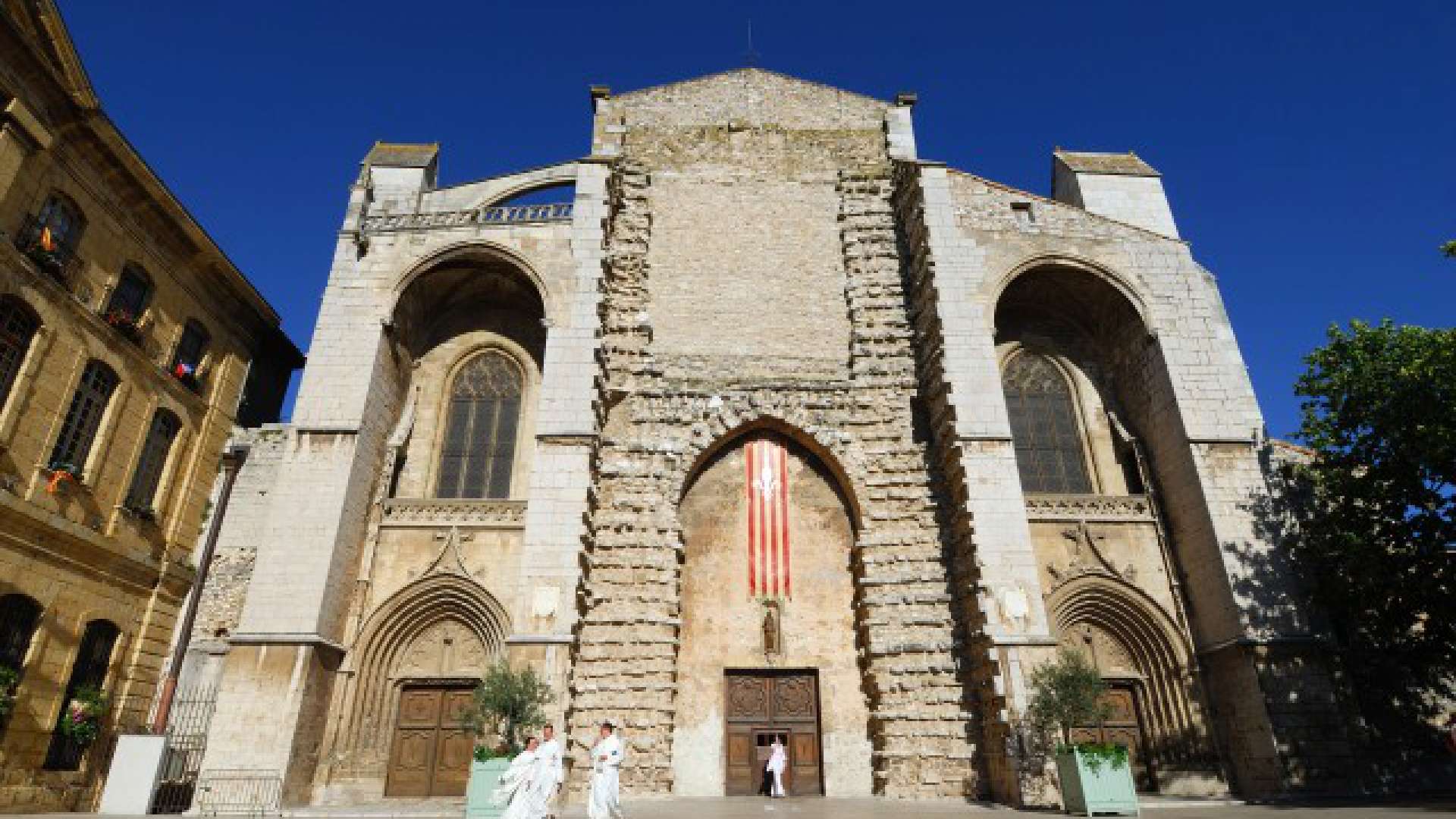 https://mdw-travel-data-us-east-1.s3.amazonaws.com/img/country/France/Basilique-Sainte-Marie-Madeleine/img_03.jpg