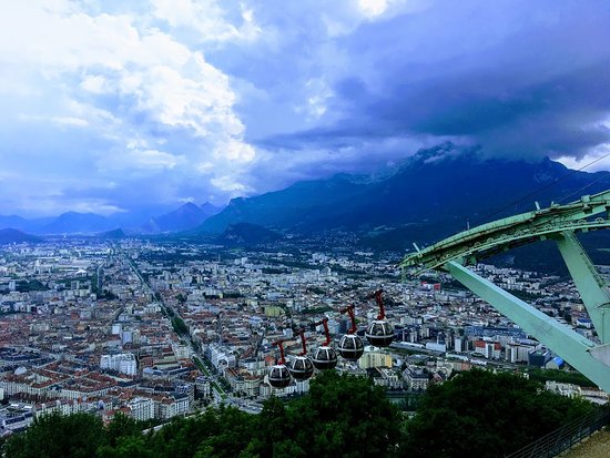 https://mdw-travel-data-us-east-1.s3.amazonaws.com/img/country/France/Bastille-Cable-Car/img_02.jpg