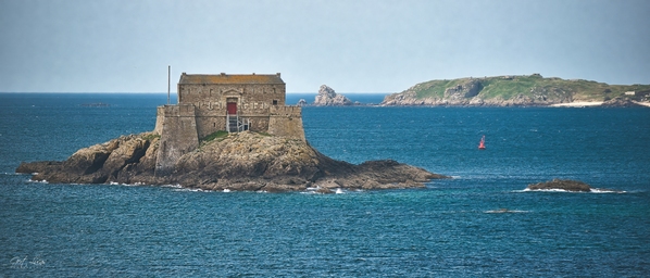https://mdw-travel-data-us-east-1.s3.amazonaws.com/img/country/France/Bastion-de-la-Hollande/img_01.jpg