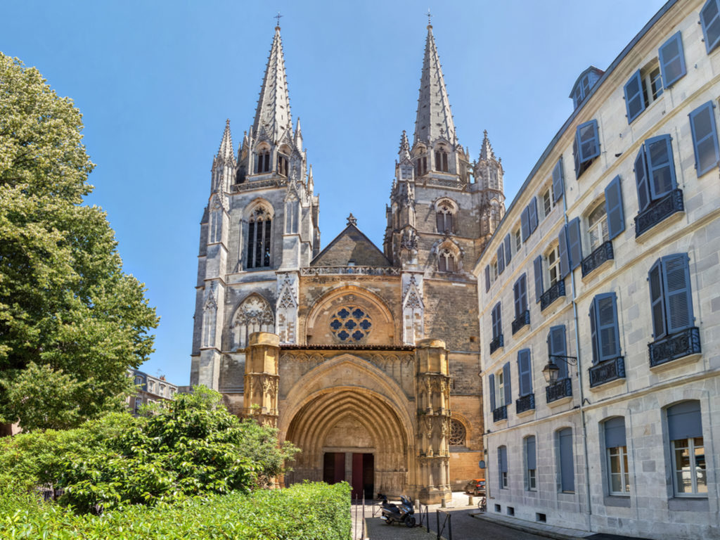 https://mdw-travel-data-us-east-1.s3.amazonaws.com/img/country/France/Bayonne-Cathedral/img_01.jpg