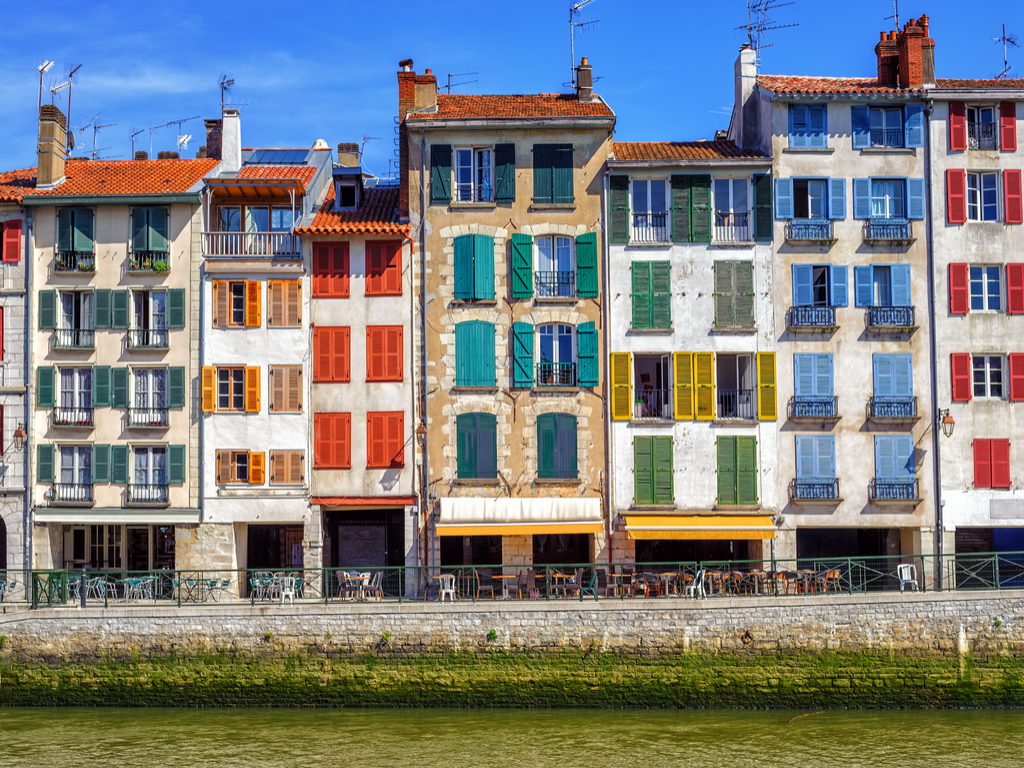 https://mdw-travel-data-us-east-1.s3.amazonaws.com/img/country/France/Bayonne-Cathedral/img_02.jpg