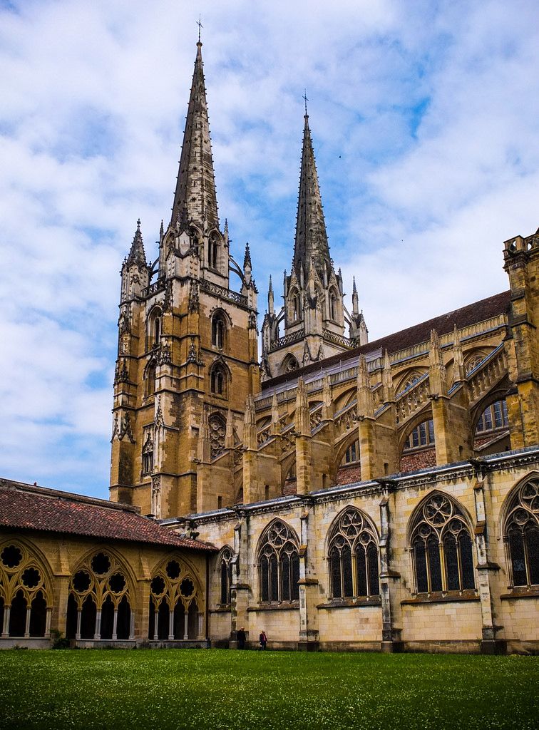 https://mdw-travel-data-us-east-1.s3.amazonaws.com/img/country/France/Bayonne-Cathedral/img_03.jpg