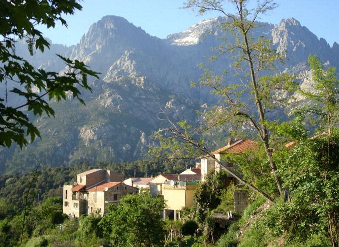 https://mdw-travel-data-us-east-1.s3.amazonaws.com/img/country/France/Bocognano/img_01.jpg