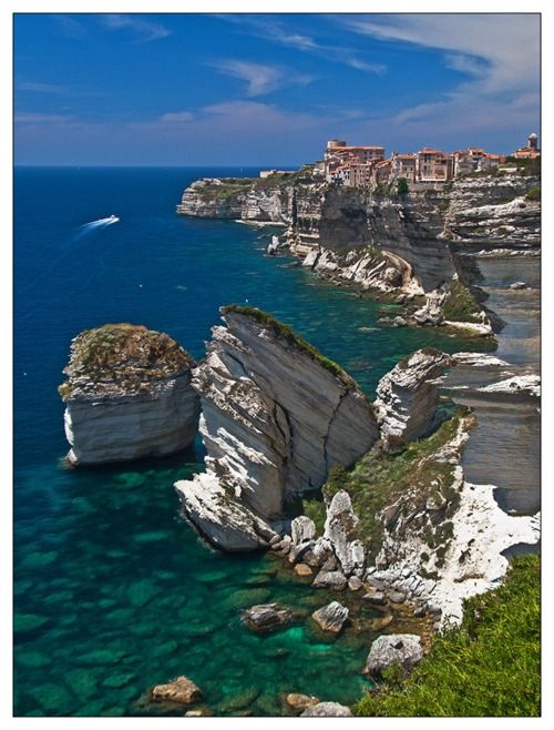https://mdw-travel-data-us-east-1.s3.amazonaws.com/img/country/France/Bonifacio/img_01.jpg