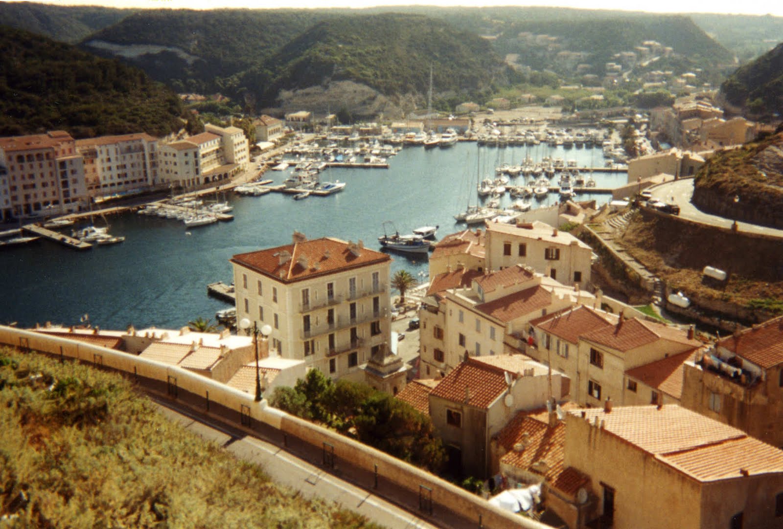 https://mdw-travel-data-us-east-1.s3.amazonaws.com/img/country/France/Bonifacio/img_03.jpg