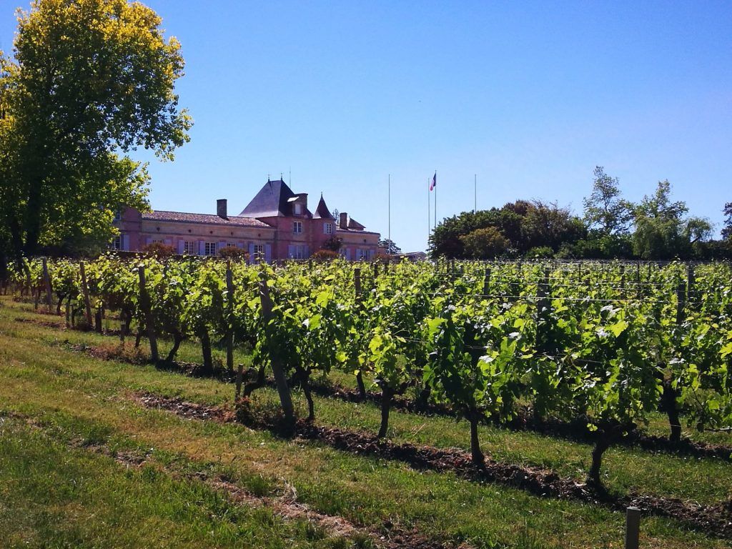 https://mdw-travel-data-us-east-1.s3.amazonaws.com/img/country/France/Bordeaux-Wine-Route/img_03.jpg